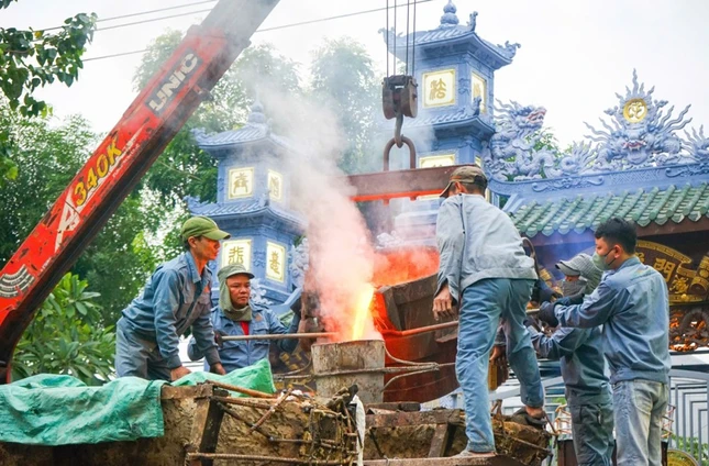 Thợ rót đồng vào khuôn