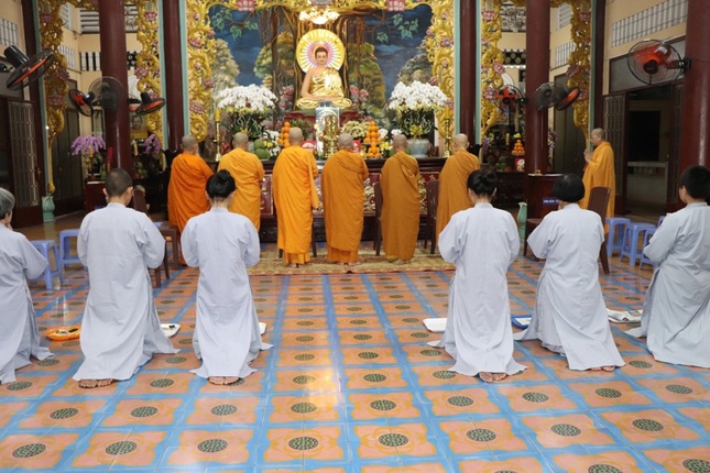 Toàn thể Phật tử thành kính dâng hương tưởng niệm Toàn thể Phật tử thành kính dâng hương tưởng niệm