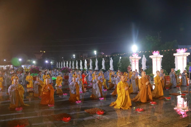 Chư tôn đức Tăng Ni và Phật tử cầu nguyện