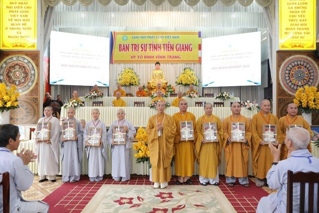 Ban Hướng dẫn Phật tử tỉnh trao Giấy Chứng nhận và những phần quà