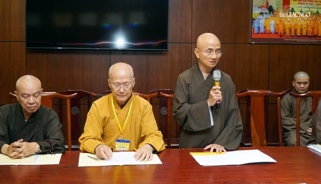 Thượng tọa Thích Thiện Quý, Phó Trưởng ban kiêm Chánh Thư ký Ban Trị sự GHPGVN TP.HCM thay mặt Ban Trị sự TP.HCM thông tin về việc bảo đảm trật tự, giao thông liên quan đến hội thi - Ảnh: Ph.V