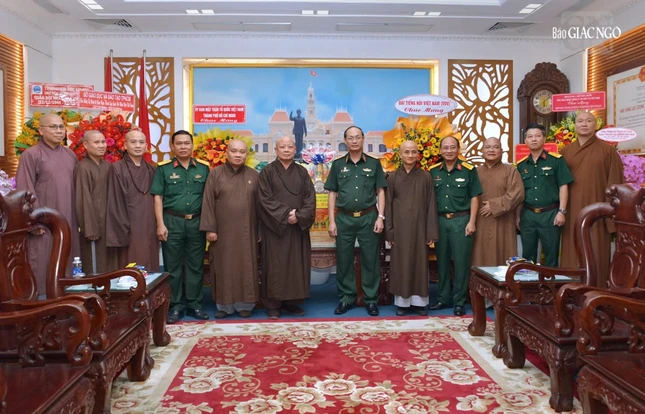 Chụp ảnh lưu niệm nhân Kỷ niệm 80 năm ngày thành lập Quân đội Nhân dân Việt Nam