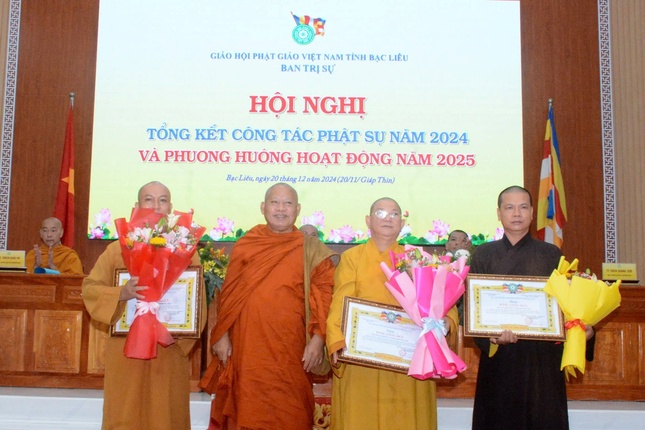 Trao Bằng công đức đến chư tôn đức