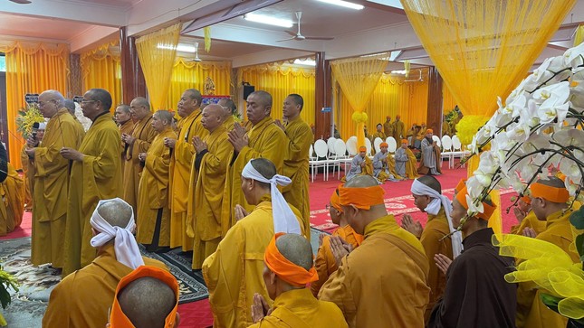 Chư tôn đức giáo phẩm viếng tang