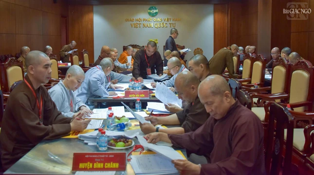 Chư tôn đức Ban Giám khảo chấm thi