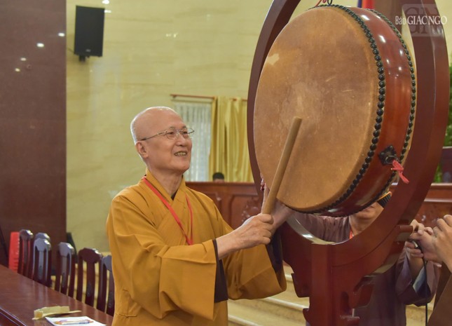 Hòa thượng Thích Chơn Không, Trưởng ban Tổ chức đã đánh 3 hồi trống lệnh, hơn 4.400 thí sinh chính thức bắt đầu làm bài thi