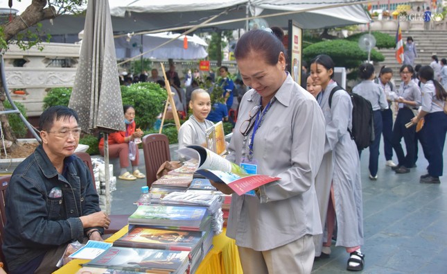 Bạn đọc, thí sinh Hội thi giáo lý Phật tử 2024 đến điểm tặng Báo Giác Ngộ tại Việt Nam Quốc Tự
