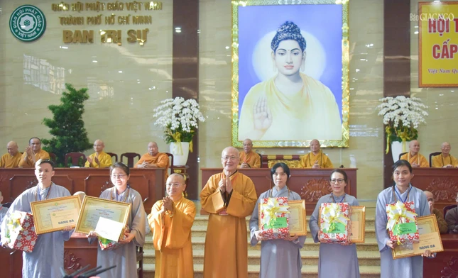 Chư tôn đức trao giải ba đến 5 Phật tử thuộc đơn vị các quận, huyện: 10, 6, Tân Phú, Bình Chánh