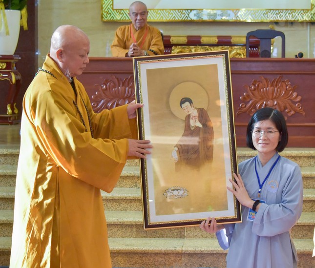 Hòa thượng Thích Lệ Trang trao bức tranh vẽ tôn tượng Phật của Đức Pháp chủ GHPGVN - Đại lão Hòa thượng Thích Trí Quảng dành tặng đến người ưu tú nhất, đạt giải nhất Hội thi giáo lý Phật tử cấp Thành phố năm 2024