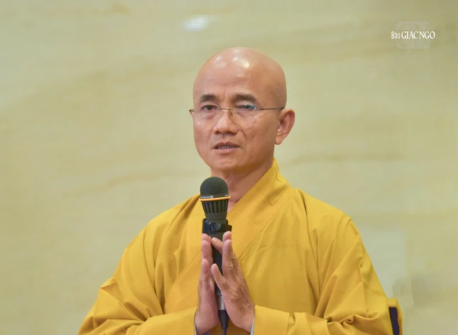 Thượng tọa Thích Thiện Quý thay mặt Ban Tổ chức phát biểu cảm tạ
