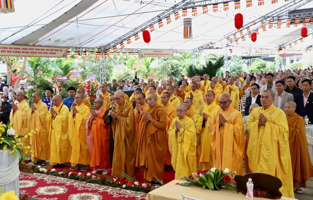 Chư tôn đức chứng minh, đại diện các cơ quan, Tăng Ni, Phật tử tham dự