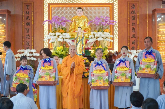 Hòa thượng Thích Thông Không trao phần thưởng đến các Phật tử