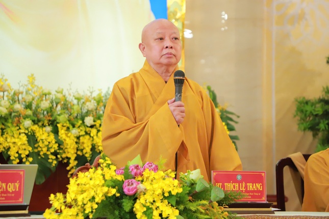 Hòa thượng Thích Lệ Trang ban đạo từ