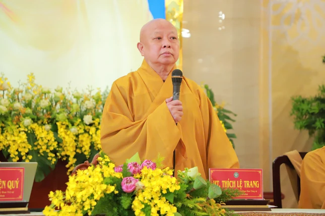 Hòa thượng Thích Lệ Trang ban đạo từ