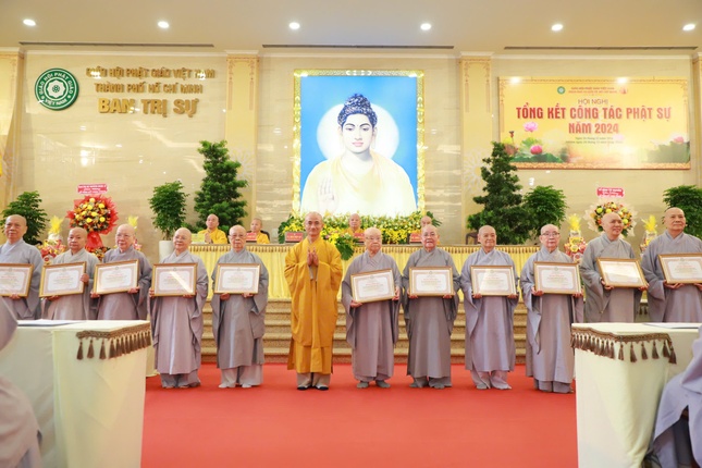 Thượng tọa Thích Thiện Quý trao Bằng công đức đến các cá nhân