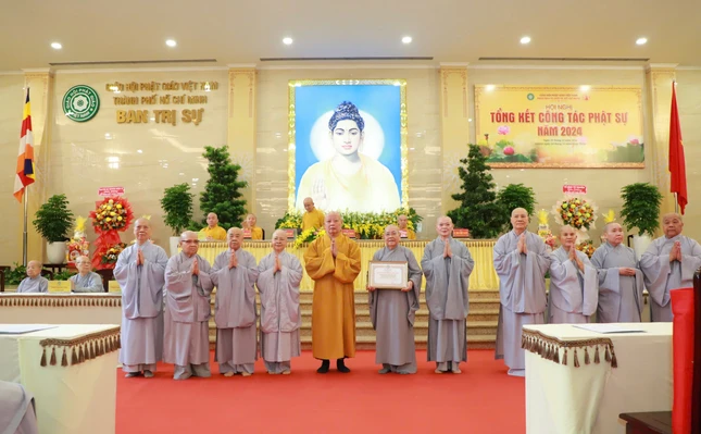 Hòa thượng Thích Lệ Trang trao Bằng tuyên dương công đức đến tập thể Phân ban Ni giới TP.HCM