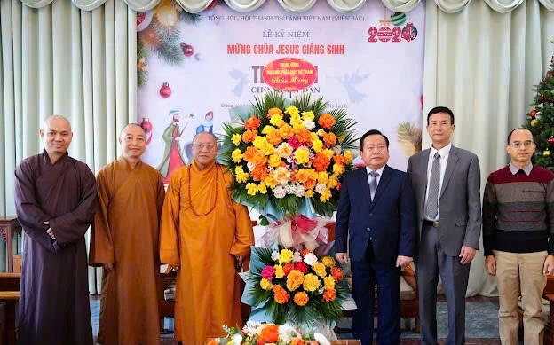 Hòa thượng Thích Gia Quang tặng hoa chúc mừng Giáng sinh tại Tổng hội Thánh Tin Lành VN