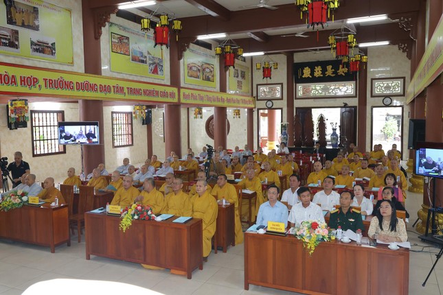 Chư tôn đức Tăng Ni, đại diện các cơ quan tham dự