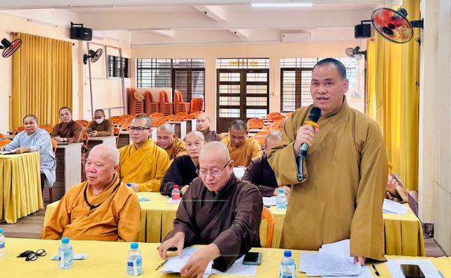 Thượng tọa Thích Thiện Thông phát biểu ý kiến tại buổi họp
