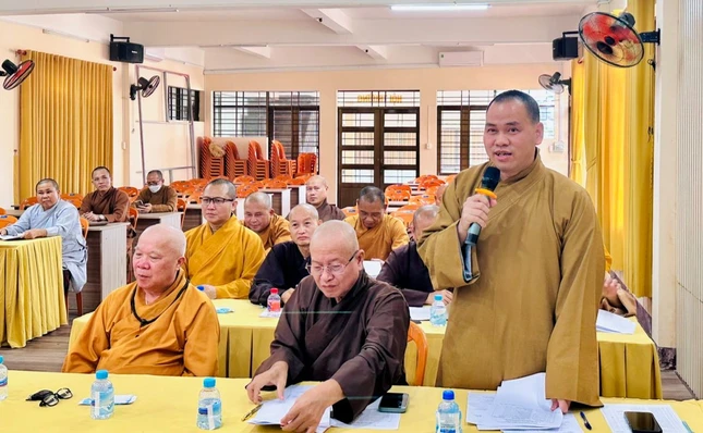 Thượng tọa Thích Thiện Thông phát biểu ý kiến tại buổi họp