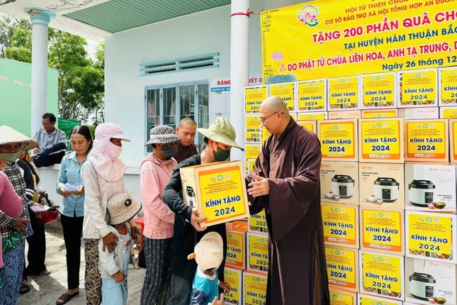 Đại đức Thích Minh Phú trao quà cho người nghèo