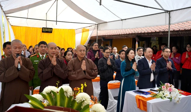 Chư tôn đức cùng lãnh đạo các cơ quan niệm Phật cầu gia hộ