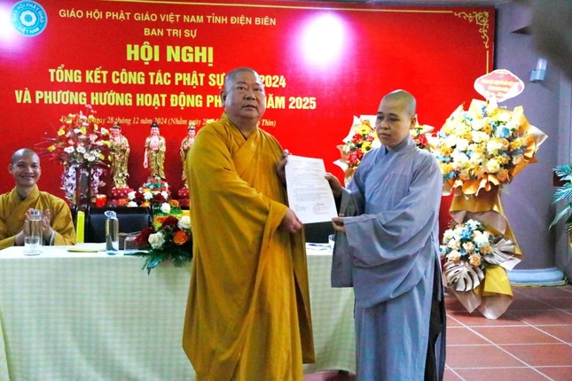 Trao quyết định bổ nhiệm trụ trì chùa Linh Sơn đến Sư cô Thích Diệu Nhã