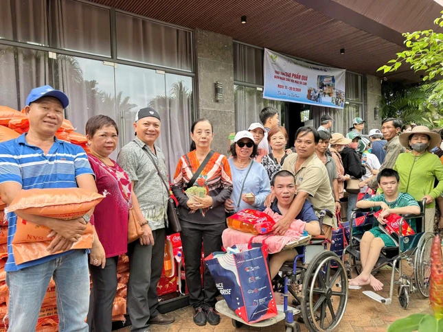 Đoàn trao quà đến bà con ảnh hưởng chất độc da cam / dioxin - Ảnh: G.T