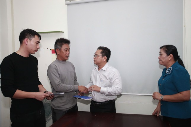 Phó Chủ tịch Ủy ban MTTQVN TP.HCM Phạm Minh Tuấn thăm hỏi, chia buồn cùng thân nhân người tử vong trong vụ hỏa hoạn - Ảnh: M.T TP