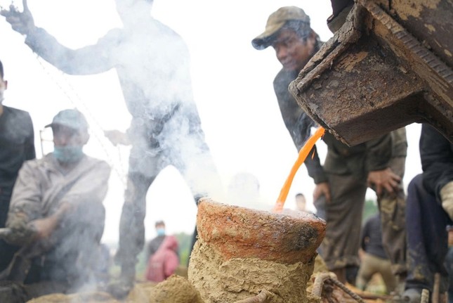 Công nhân rót đồng vào khuôn tại Thừa Thiên Huế