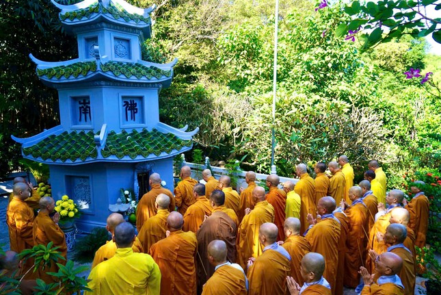 Chư tôn đức tưởng niệm trước bảo tháp cố Hòa thượng Thích Huệ Chơn trong khuôn viên chùa Hoa Sơn Chư tôn đức tưởng niệm trước bảo tháp cố Hòa thượng Thích Huệ Chơn trong khuôn viên chùa Hoa Sơn