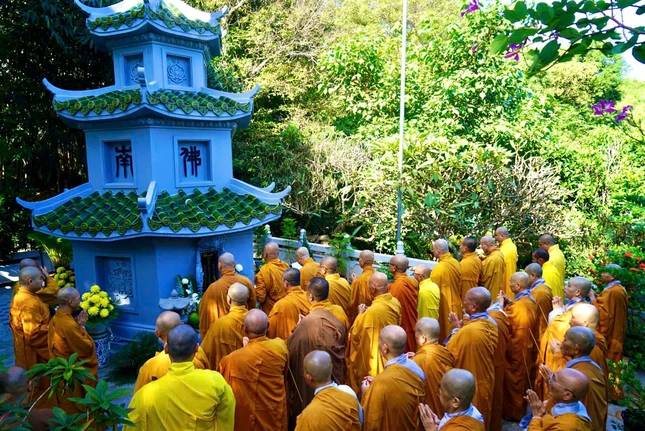 Chư tôn đức tưởng niệm trước bảo tháp cố Hòa thượng Thích Huệ Chơn trong khuôn viên chùa Hoa Sơn