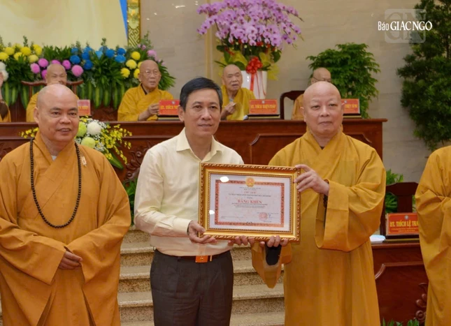 Ông Trần Xuân Điền, Phó Trưởng ban Dân vận Thành ủy TP.HCM thay mặt lãnh đạo UBND TP.HCM trao Bằng khen đến tập thể Ban Trị sự GHPGVN TP.HCM - Hòa thượng Thích Lệ Trang đón nhận