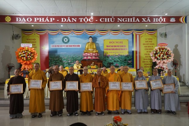 Ban Trị sự GHPGVN TP.Đà Nẵng trao tặng Bằng tuyên dương công đức chư tôn đức Tăng Ni