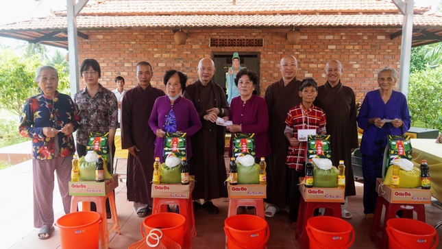 Đoàn từ thiện trao quà đến bà con tại chùa Tân Giác, xã An Thạnh Nhất