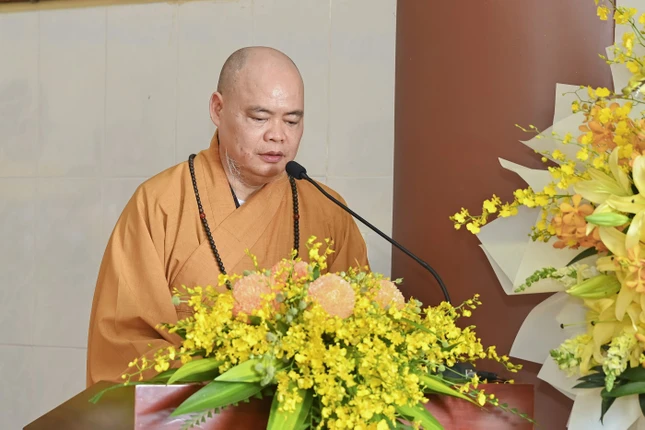 Thượng tọa Thích Thanh Phong, Trưởng ban Tổ chức phát biểu khai mạc, chào mừng chư tôn đức và lãnh đạo chính quyền các cấp, nêu mục đích của hội nghị