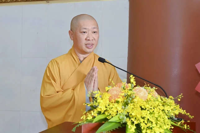 Thượng tọa Thích Thiện Thuận, Phó ban kiêm Chánh Thư ký Ban Trị sự báo cáo hoạt động Phật sự năm 2024 của GHPGVN tỉnh