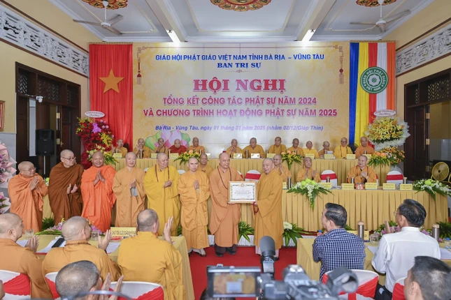 GHPGVN trao Bằng tuyên dương công đức đến tập thể Ban Trị sự GHPGVN tỉnh