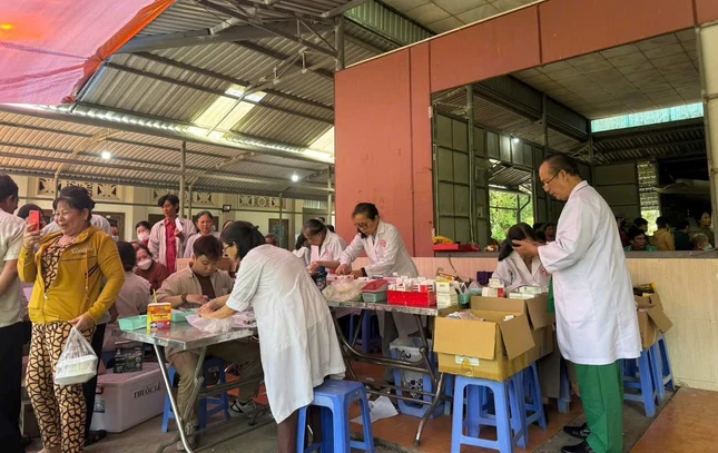 Chùa Tường Nguyên kết hợp y bác sĩ thiện nguyện thăm, khám bệnh, tầm soát, tặng thuốc, xét nghiệm máu, siêu âm... - Ảnh: T.N