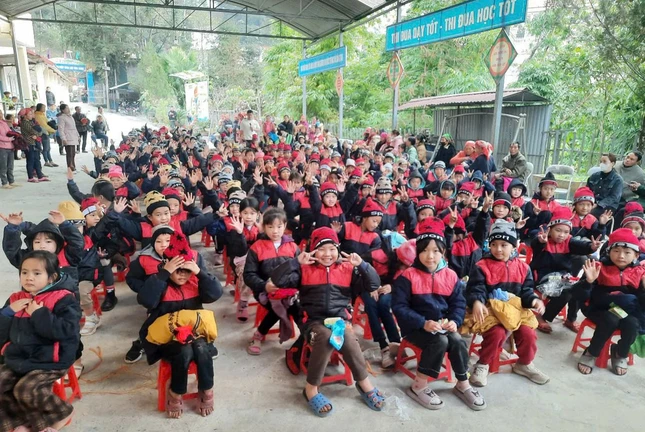 1.158 em học sinh vùng cao được trao quà trước thềm Xuân Ất Tỵ