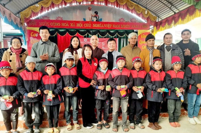 Trao quà đến các em học sinh vùng cao Hà Giang