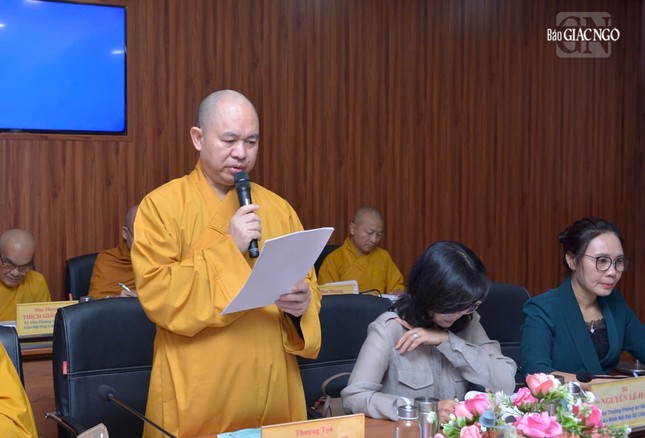 Thượng tọa Thích Đức Thiện trình dự thảo báo cáo chương trình hoạt động Phật sự của GHPGVN
