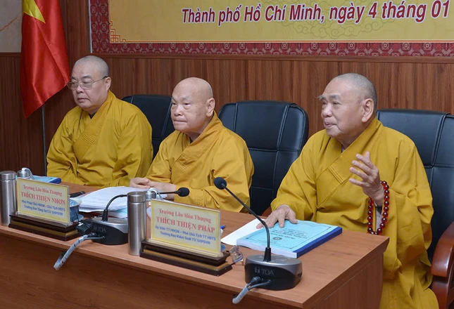 Chư vị Trưởng lão Hòa thượng chủ tọa hội nghị