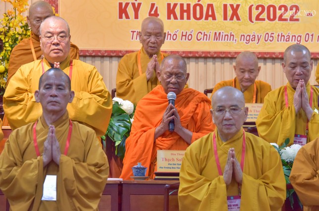 Chư vị giáo phẩm thực hiện nghi thức niệm Phật 3 lần suy tôn Phó Pháp chủ Hội đồng Chứng minh