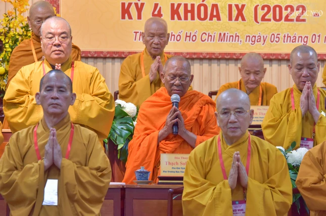 Chư vị giáo phẩm thực hiện nghi thức niệm Phật 3 lần suy tôn Phó Pháp chủ Hội đồng Chứng minh