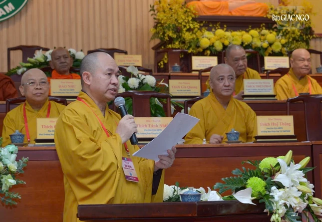 Thay mặt chủ tọa đoàn, Thượng tọa Thích Đức Thiện trả lời một số vấn đề đại biểu nêu tại hội nghị