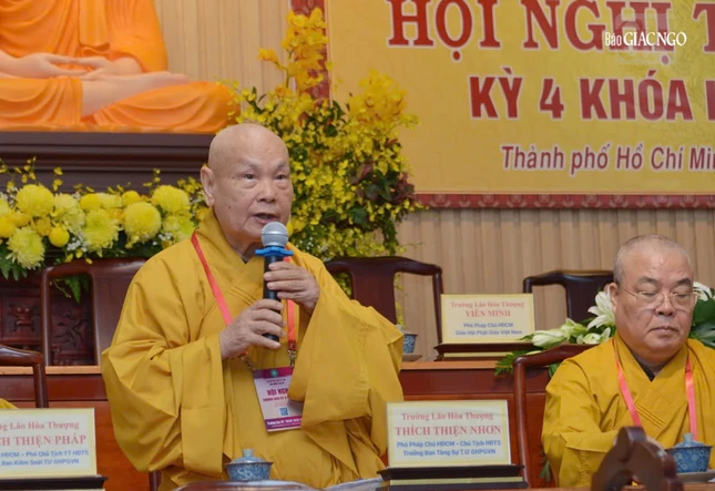 Trưởng lão Hòa thượng đã lấy ý kiến toàn thể đại biểu thống nhất thông qua Nghị quyết Hội nghị Thường niên kỳ 4 - Khóa IX (2022-2027) với 15 điểm vào lúc 16 giờ ngày 5-1-2025