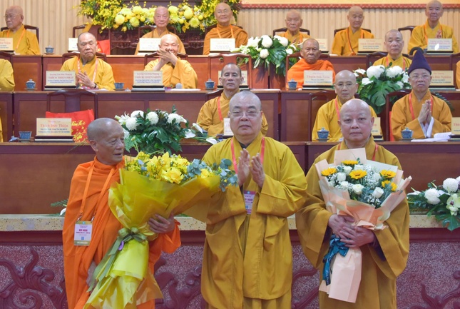 Trưởng lão Hòa thượng Thích Thanh Nhiễu tặng hoa chúc mừng