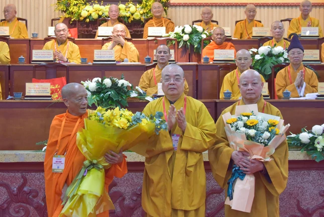 Trưởng lão Hòa thượng Thích Thanh Nhiễu tặng hoa chúc mừng