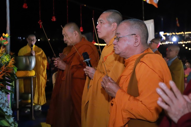 Chư tôn đức dâng hương Tam bảo Chư tôn đức dâng hương Tam bảo